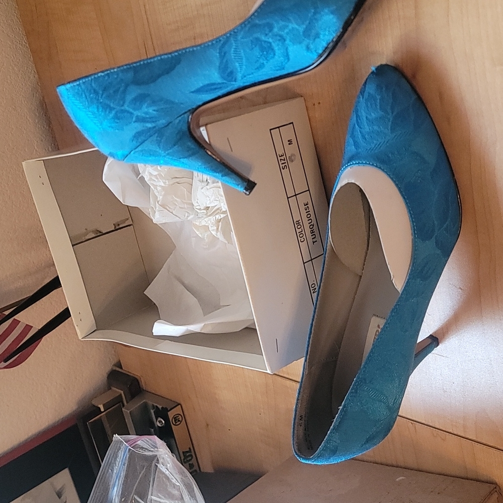 Together turquoise satin pump